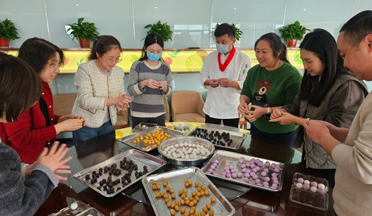滾湯圓、猜燈謎、制花燈~~元宵節(jié)就要這樣過